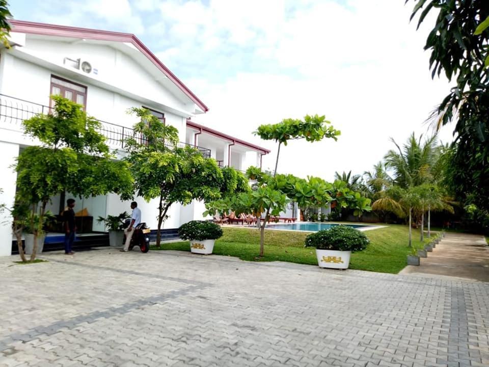Sea Lagoon Beach Hotel Тринкомале Екстериор снимка